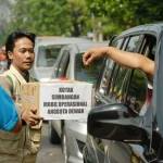 MEMALUKAN: Seorang pengendara menyalurkan uang sumbangan untuk pengadaan mobil operasional anggota DPRD Jombang.  foto: RONY S/ BANGSAONLINE