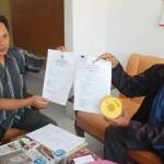 SERAHKAN: Tim Paslon Emil-Arifin, Puguh Budi Santoso (kanan) menyerahkan berkas laporan ke Kantor Panwaslu Trenggalek, kemarin (23/9). foto: herman/BANGSAONLINE