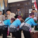 Menhaj Gus Irafn ketika melepas jamaah haji di Pendopo Jombang.