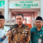 Erwin (tengah) saat memberi keterangan didampingi Ketua Ponpes Wali Barokah, KH. Sunarto (kiri) dan Kepala Dinas Kesehatan Kota Kediri dr. Muhammad Fajri Mubasysyir. (Ist).
