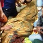 Kondisi jenazah Rafi Firmansyah dikelilingi sanak kerabatnya di rumah duka.