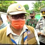 Wakil Bupati Probolinggo, Timbul Prihanjoko diwawancarai wartawan di sela-sela meninjau banjir  dua desa di Kecamatan Dringu.