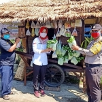 Mereka boleh mengambil sembako atau sayuran seperlunya dari cikar (kereta beroda) yang sudah disiapkan. 