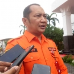 Kalaksa BPBD Jatim, Gatot Soebroto, saat memberi keterangan kepada awak media terkait banjir di Madura.