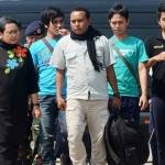 Menteri Luar Negeri Retno Marsudi dan Pangkostrad, Letjen Edy Rahmayadi, menyambut empat Warga Negara Indonesia yang dibebaskan setelah disandera kelompok Abu Sayyaf turun dari pesawat Boeing 737 TNI AU, di Lapangan Udara Halim Perdanakusuma, Jakarta, Jumat (13/5).