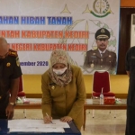 Bupati Kediri Hj. Haryanti Sutrisno didampingi Sekretaris Daerah Kabupaten Kediri Dede Sujana (kanan) saat melakukan Penandatanganan Naskah Perjanjian Hibah Daerah dan Berita Acara Serah Terima Tanah kepada Kejaksaan Negeri (Kejari) Kabupaten Kediri dan selanjutnya diserahterimakan kepada Sri Kuncoro, Kepala Kejari Kabupaten Kediri (kiri). (foto: ist)