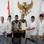 Yuhronur saat menerima surat rekom di kantor DPD Gerindra Jatim.