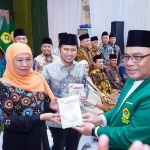Khofifah Indar Parawansa saat menerima dukungan dari LDII Jawa Timur untuk maju di Pilkada 2024.