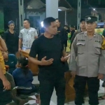 Petugas dari Polsek Tulangan saat mengamankan seorang pria berinisial M (60) yang diduga sebagai pelaku pencabulan.