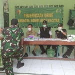 Para anggota TNI saat menjalani tes urine. (foto: ist) 