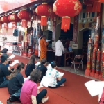 Prayitno, Ketua Yayasan Klengteng Tri Dharma Tjoe Hwie Kiong, Kediri dan suasana sembahyang cisuak. foto: MUJI HARJITA/ BANGSAONLINE