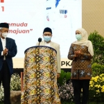 Ketua Umum PP Pemuda Muhammadiyah Sunanto (dua kiri) didampingi Ketua PDPM Jatim Dikky Syadqomullah (kanan) dan disaksikan Ketua PWM Muhammadiyah Jatim KH Saad Ibrahim (kiri) serta Gubernur Jatim Khofifah Indar Parawansa (dua kanan) di sela Pembukaan Rapimwil I PDPM Jatim di Gedung BPSDM Jatim di Surabaya, Sabtu (29/5/2021). foto: ANTARA/HO/FA