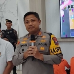 Kapolres Pamekasan AKBP Hendra Eko Triyulianto (pegang mik) didampingi Wakapolres dan Kasatreskrim Polres Pamekasan saat memberikan keterangan pers.