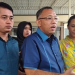 Kuasa hukum korban, Abdul Malik (tengah) saat memberikan keterangan.