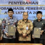 Wakil Wali Kota Pasuruan Raharto Teno Prasetyo (dua dari kiri) Bersama Kepala BPK Perwakilan Provinsi Jawa Timur Harry Purwaka (tengah) dan Ketua DPRD Kota Pasuruan H. Ismail. M Hasan (dua dari kanan).