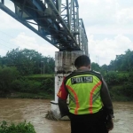 Petugas memantau lokasi korban terjun ke Sungai Brantas.