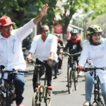 Bacabup dan Bacawabup Mojokerto, Pungkasiadi-Titik Masudah (Puti) bersepeda othel ke kantor KPU.