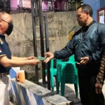 KBO Satsabhara Iptu Ivandi Yudistoro saat menyerahkan bantuan masker kepada petugas jaga lingkungan, Selasa (28/4) malam.