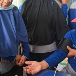 Petugas dari BPJS Kesehatan saat melayani salah satu pasien.