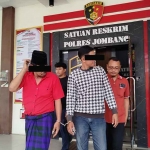 Dua pelaku saat diamankan di Polres Jombang. (Ist)