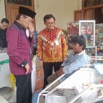 Anggota DPR RI, Muklas Sidik saat menghadiri bantuan bagi penyandang disabilitas di Kota Probolinggo