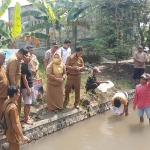 Kegiatan penebaran benih ikan di perairan umum Dusun Sumberpandan dan Dusun Blimbing Desa Bulusari Kecamatan Gempol, Senin (25/07).