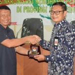 Brigjen TNI (Mar) Suhono memberikan cinderamata kepada Sekda Yuhronur.