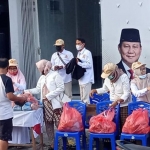 Pengurus DPC Gerindra dan Pira Gresik saat berbagi buka puasa. (foto: SYUHUD/ BANGSAONLINE)