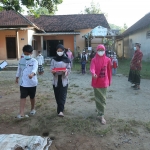 Proses pengibaran bendera dalam upacara yang digelar Keluarga Khotimatul Khusna, warga Kelurahan Gedog, Kecamatan Sananwetan, Kota Blitar.