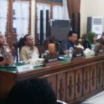 HEARING. Bupati Bojonegoro, Suyoto (tengah) saat memimpin hearing di Rumah Dinas Bupati. (foto: eky nurhadi/BANGSAONLINE)