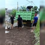 Pengembang melakukan perbaikan kerusakan jalan. foto: ist.