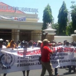 Massa PKL eks Alun-Alun saat demo di kantor DPRD Gresik. foto: syuhud/ BANGSAONLINE