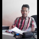 Rosidi Idhon menunjukkan tahapan pilwali Mojokerto. foto: YUDI EP/ BANGSAONLINE