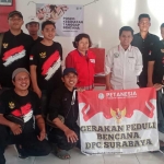 Gus Ilyas (baju putih) memimpin langsung penyerahan bantuan senilai puluhan juta rupiah kepada para korban bencana alam di Desa Pujiharjo, Kabupaten Malang. Foto: Ist