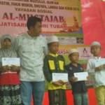 Field Manager Pertamina EP foto bersama anak yatim usai memberikan santunan. foto: SUWANDI/ BANGSAONLINE