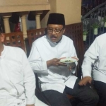 Gus Ipul (tengah) diapit oleh Mulyadi (kanan) dan Kholik (kiri) saat menikmati jamuan makan di rumah Mulyadi, jalan Wakhid Hasyim. foto: HERMAN/ BANGSAONLINE