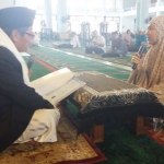 Qiqi Cahyanti saat berikrar membaca syahadat dan masuk Islam di depan Dr M Sudjak, Ketua Badan Pengelola Masjid Al-Akbar Surabaya (MAS), Jumat (4/10/2019). foto: BANGSAONLINE.com