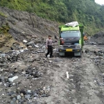 Petugas saat memantau aktivitas penambangan pasir di aliran lahar Gunung Kelud.