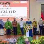 Gubernur Jawa Timur, Khofifah Indar Parawansa, saat mengundi pemenang tabungan umroh bagi wajib pajak patuh periode ketiga tahun ini.