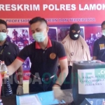 Petugas memamerkan tersangka dan barang bukti berupa bahan kimia.