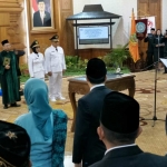 Gubernur saat melantik Wali Kota dan Wakil Wali Kota Mojokerto periode 2018-2023.