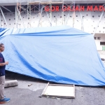 Pj Wali Kota Batu, Aries Agung Paewai saat meninjau perbaikan GOR Gajah Mada