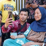 Sejumlah warga mencoba pendataan di Perlinsos Digital. Foto: Hms