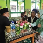 Narapidana kasus pencurian bersama pasangannya, saat menggelar ijab qobul di Masjid At Taubah Lapas Tuban, Minggu (25/12/2022)