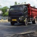 Kondisi Jalan Raya Pantura tepatnya di jembatan Kilensari, Kecamatan Panarukan bergelombang. foto: HADI PRAYITNO/ BANGSAONLINE