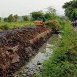 Ilustrasi perbaikan saluran irigasi di Pasuruan.