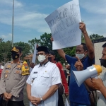 Para jurnalis di Bangkalan saat melakukan aksi di depan Makam Pahlawan Bangkalan, Rabu (24/3/2021). (foto: ist)