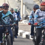 Panglima Koarmada II Laksda TNI Heru Kusmanto memilih bersepeda menuju ke markas Koarmada II.