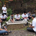 Insan KWG saat berziarah di makam pendiri. foto: ist.
