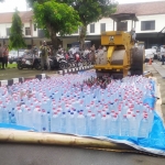 Ribuan botol miras berbagai merek dilindas alat berat.